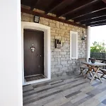 Vilă Merkezde Muestakil Havuzlu